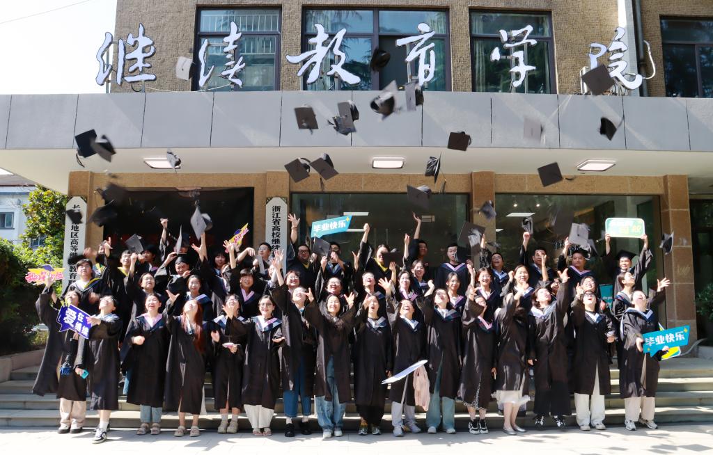 我院2025届毕业生代表参加学校毕业典礼